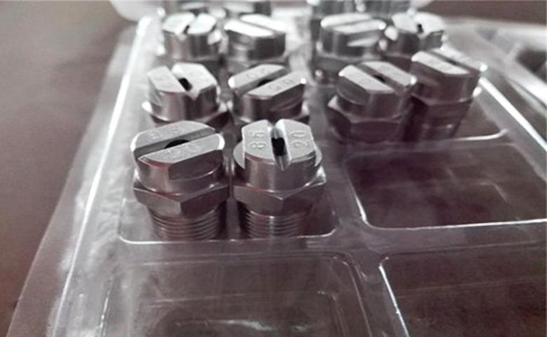 Multi-angle cleaning nozzle