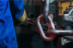 Workers at SMEOCEAN's anchor chain factory