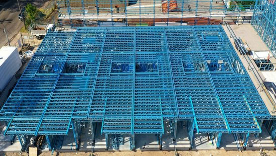 Proporcionar componentes de acero para el edificio de la grúa, el edificio de la fábrica y el garaje.