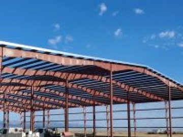 Almacén y taller con estructura de acero