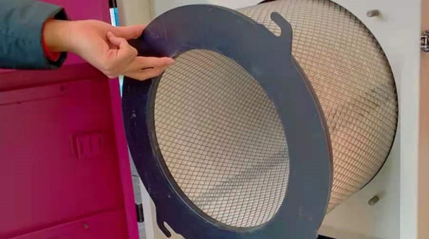 Mobile welding fume extractor