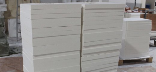 ألواح العزل المصنوعة من ألياف السيراميك: حماية حرارية موثوقة للتطبيقات ذات درجات الحرارة العالية