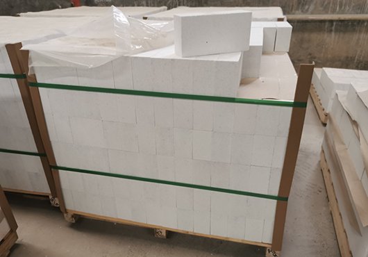 corundum-based refractories