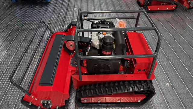 The new product of the remote-controlled lawn mower is equipped with a twin-cylinder diesel engine!