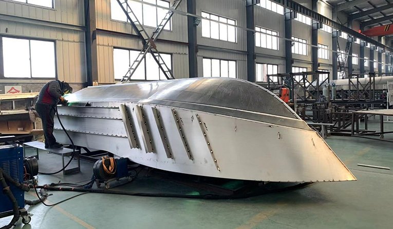 Deep-V hull makes the boat slice the water more easily