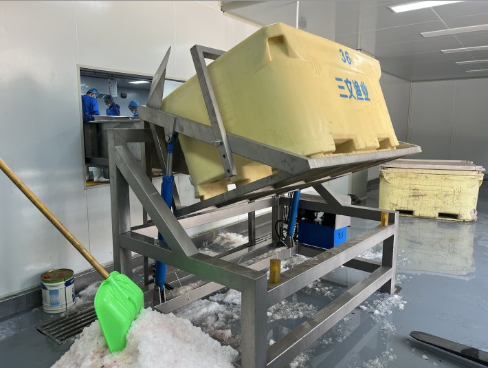 Fish Handling - Bin Dumper 