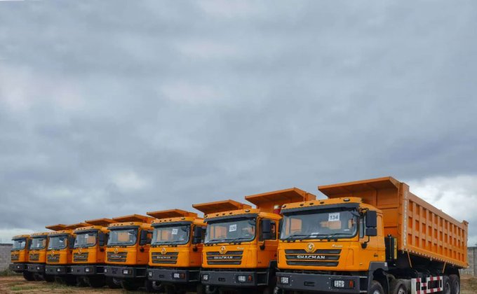8 SHACMAN 8X4 dump trucks arrive in Guinea